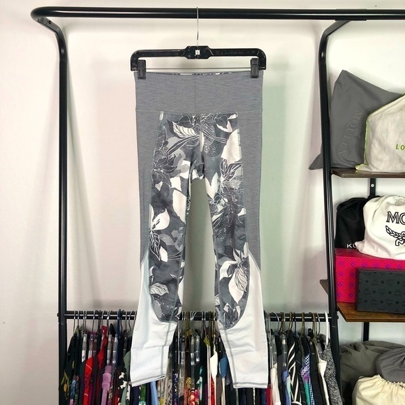 𝅺athleta Chaturanga Tropical Flow Gray Floral Yoga Leggings - Picture 1 of 6